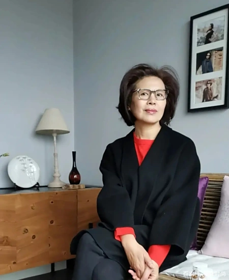 60岁左右的女人,借鉴下这位时尚主妇的穿搭,简约优雅又显高级